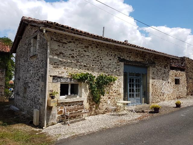 Haus&nbsp;zu verkaufen in&nbsp;CHERVES-CHÂTELARS 16310 Charente Frankreich. Umgebaute Scheune bietet komfortables Familienleben in ruhiger Lage. Komplett renoviert, in einem kleinen Weiler etwas außerhalb von Cherves-Chatelars gelegen.<br />
<br />
Das Dorf hat ein Restaurant/Bar, ein...