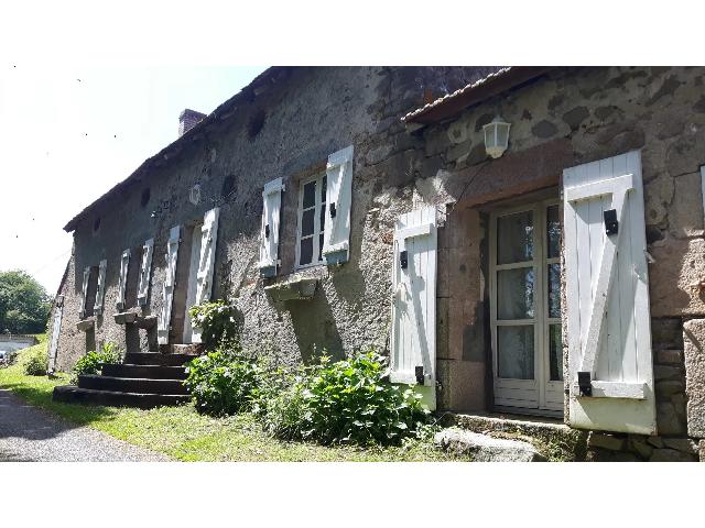 Haus&nbsp;zu verkaufen in&nbsp;LUSSAC-LES-ÉGLISES 87360 Haute-Vienne Frankreich. Charmantes Haus im Landhausstil mit angrenzendem Gästehaus. Dieses charmante Haus in grüner Umgebung bietet Ihnen die Ruhe der Landschaft von Limousin.<br />
<br />
Das Erdgeschoss wurde geschmackvoll und unt...