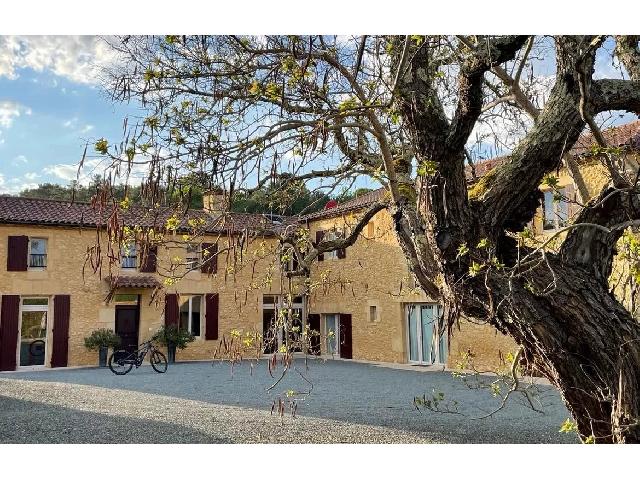 Gites-Chambres-d-hotes te koop in BELVÈS 24170 Dordogne Aquitaine Frankrijk: Prachtig huis met zwembad en gîte in de Perigord Noir. Gelegen in het hart van een weelderige vallei, vindt u dit prachtige stenen pand dat volledig is gerenoveerd en momenteel wordt gebruikt als gî...