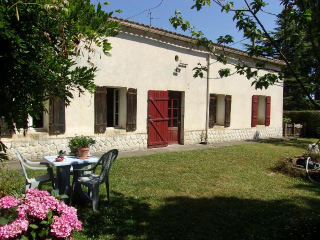 Maison &agrave; vendre &agrave;&nbsp;PINEUILH 33220 Gironde Aquitaine France: Charmante longère de 3 chambres avec granges attenantes et parc arboré. Beaux Villages a le plaisir d'offrir à la vente cette fantastique longère en pierre de 3 chambres avec un grand parc arboré...