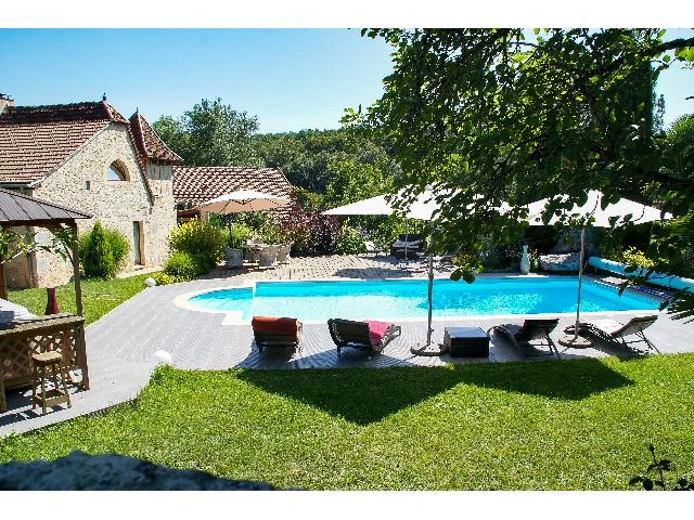 Ferienhaus/Pension&nbsp;zu verkaufen in&nbsp;LACAPELLE-MARIVAL 46120 Lot Frankreich. Ein makellos präsentiertes Steinensemble mit Pool, Spa, Boule-Platz und angelegten Gärten. In einem der schönsten Teile des Grundstücks wurde dieses attraktive Ensemble traditioneller Steingebäud...