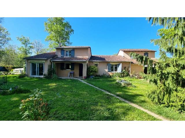 Maison à vendre à SAINT-ESTÈPHE 24360 Dordogne Aquitaine France: Grande maison à 2 pas de l'étang. A 2 minutes à pied de l'étang de St Estèphe.<br />
Venez découvrir cette maison construite en 1999 avec son jardin clos et sa piscine.<br />
Vous ne manquerez pas d'espac...