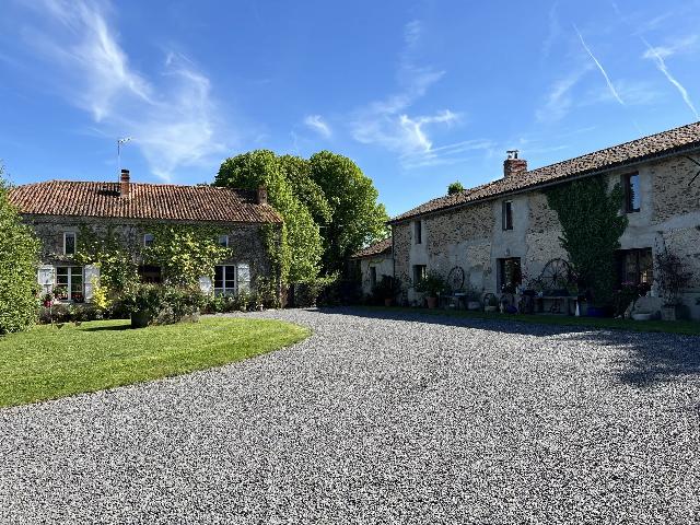Pferde Objekt zu verkaufen in VAL-D’OIRE-ET-GARTEMPE 87320 Haute-Vienne Frankreich. Bauernhof und Reiterhof mit 4 Häusern und über 24 ha Land. Was für eine Chance dieses Anwesen bietet! So viele Geschäftsmöglichkeiten, von der Landwirtschaft bis zum Betrieb eines kompletten Reit...