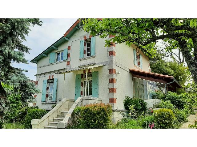 Huis te koop in ST AULAYE 24410 Dordogne Aquitaine Frankrijk: Huis met 4 slaapkamers en zwembad, aan de rand van de marktstad. EXCLUSIEF BIJ BEAUX VILLAGES! Gelegen aan de rand van de marktstad St Aulaye, ligt dit ruime gezinshuis op loopafstand van alle lokale ...