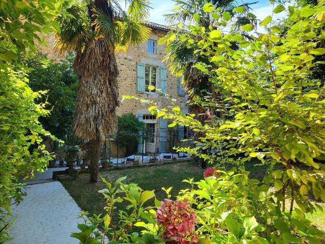 Haus zu verkaufen in NONTRON 24300 Dordogne Frankreich. Wunderschönes Herrenhaus. Im Herzen von Nontron mit einem großen, mit Bäumen bepflanzten Garten entdecken Sie dieses prächtige „Maison de Maitre“, eine ehemalige Mädchenschule, die 1820 erbau...