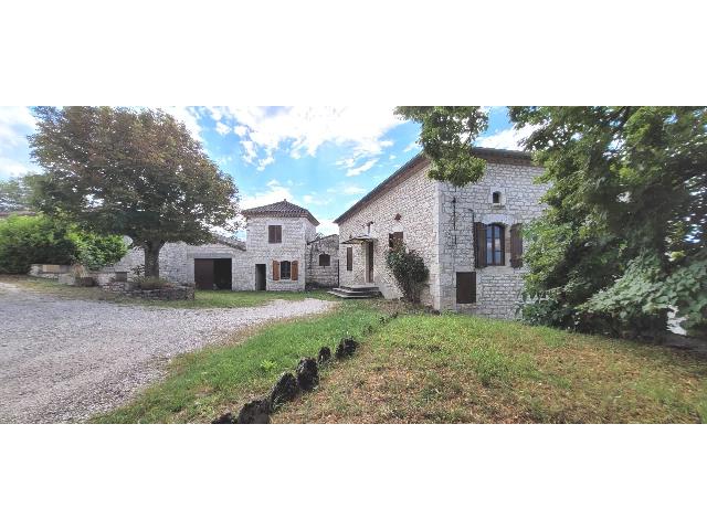 Maison &agrave; vendre &agrave;&nbsp;LAUZERTE 82110 Tarn-et-Garonne Midi-Pyrénées France: Maison en pierre avec grange, pigeonnier et vue dégagée. Perché au-dessus des vallées et collines du Quercy Blanc, se situe ce magnifique ensemble en pierre avec maison, grange, pigeonnier, garage...