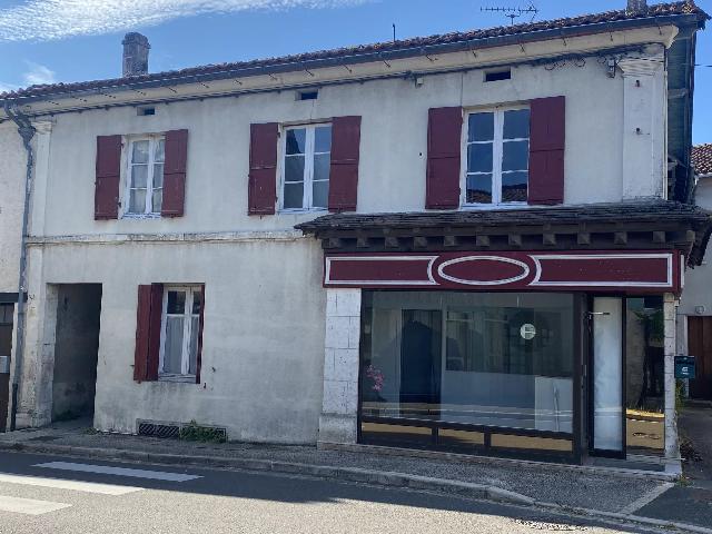Maison à vendre à SAINT-SÉVERIN 16390 Charente Poitou-Charentes France: Maison de village de 4 chambres avec jardin et potentiel atelier. Cette maison de 4 chambres fait partie de l'histoire de Saint Severin, située au milieu du village, ce qui permet d'accéder à toute...