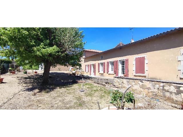 Huis te koop in VIEUX-RUFFEC 16350 Charente Poitou-Charentes Frankrijk: Charmant dorpshuis met een grote tuin, zwembad en tweede huis met eigen tuin. Dit pand ligt in een rustige omgeving en biedt veel potentieel!<br />
<br />
Het hoofdhuis bestaat uit 1 slaapkamer (en badkamer) be...