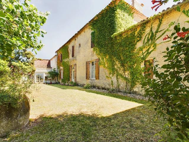 Ferienhaus/Pension&nbsp;zu verkaufen in&nbsp;PINEUILH 33220 Gironde Frankreich. Herrenhaus mit 2 Cottages in dominanter Lage auf einem Grundstück von ca. 18 Hektar + Swimmingpool. Anwesen mit 3 Wohneinheiten und Nebengebäuden auf einem Grundstück von ca. 18 Hektar.<br />
<br />
- Ein 25...