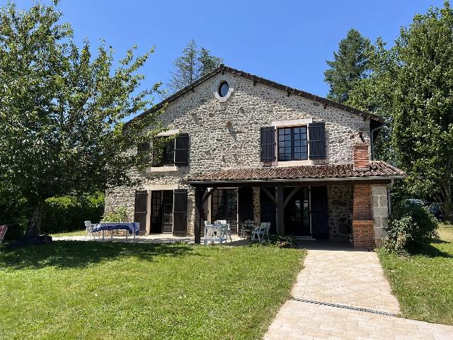 Huis te koop in&nbsp;CHAMPNIERS-ET-REILHAC 24360 Dordogne Aquitaine Frankrijk: Karakteristiek pand met uitzicht op de natuur. Dit grote stenen huis met zes slaapkamers ligt in het hart van de regio Périgord Vert, op slechts vijf minuten van het dorp Piégut Pluviers. Dit gebouw...