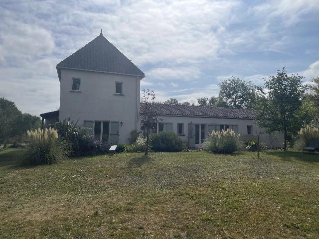 Huis te koop in&nbsp;MONFLANQUIN 47150 Lot-et-Garonne Aquitaine Frankrijk: Landhuis op een fantastische locatie. Dit mooie huis ligt op een verhoogde positie en heeft een prachtig uitzicht over het glooiende landschap van Lot et Garonne. Het is ook een heel vredige en rustig...