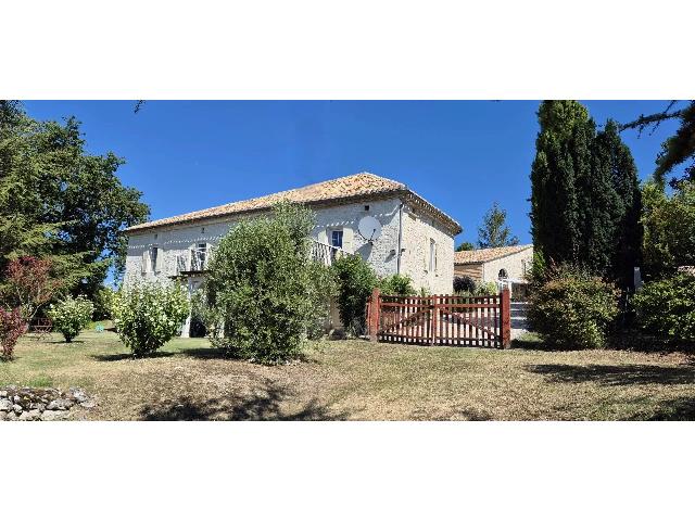 Huis te koop in&nbsp;MONTAIGU-DE-QUERCY 82150 Tarn-et-Garonne Midi-Pyrénées Frankrijk: Ensemble van stenen huis en stenen gastenverblijf met zwembad. Ontsnap naar uw eigen privé-oase met dit prachtige pand, gelegen in een rustig gehucht. Geniet van rust en privacy zonder in te leveren ...
