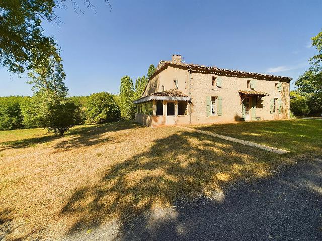 Huis te koop in&nbsp;TOMBEBOEUF 47380 Lot-et-Garonne Aquitaine Frankrijk: Groot familiehuis op een rustige locatie. Dit pand ligt op een prachtige afgelegen locatie. Het ligt op 15 minuten rijden van een grote stad met alle winkels en op slechts 20 minuten rijden van de pop...