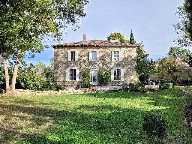 Haus zu verkaufen in SAINT-BARTHÉLEMY-D’AGENAIS 47350 Lot-et-Garonne Frankreich. Charmantes Steinhaus mit Scheune und Pool. Schönes Steinhaus im Stil eines Maison Bourgeoise mit einem herrlichen Nebengebäude aus Stein und Fachwerk, einem kleinen Gästehaus und einem Swimmingpool...