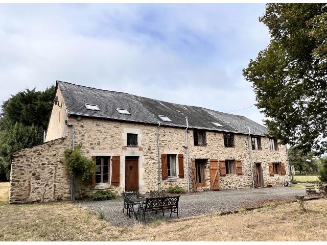 Ferienhaus/Pension&nbsp;zu verkaufen in&nbsp;PARNAC 36170 Indre Frankreich. Drei atemberaubende Anwesen in einem Gebäude! Eingebettet in die malerische Landschaft des Indre, in der Nähe des charmanten Dorfes PARNAC, ist dieses atemberaubende Anwesen von ruhigen Landschaften...