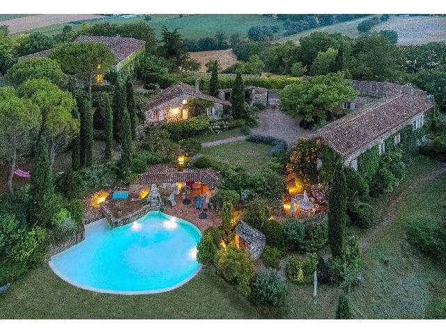 Gites-Chambres-d-hotes te koop in CORDES-SUR-CIEL 81170 Tarn Midi-Pyrénées Frankrijk: Een uitzonderlijke historische residentie bestaande uit 3 huizen. EXCLUSIEF BIJ BEAUX VILLAGES! Dit is een zeldzame kans om drie zorgvuldig gerestaureerde historische panden te bezitten, gelegen in ee...
