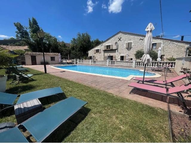 Ferienhaus/Pension&nbsp;zu verkaufen in&nbsp;SAINTE-FOY-LA-GRANDE 33220 Gironde Frankreich. Haus mit 2 Schlafzimmern, 5 Ferienhäusern und Pool. Dieser Ferienhauskomplex bietet sofortiges Einkommen, da die Ferienhäuser voll möbliert verkauft werden. Jedes Ferienhaus hat eine eigene Terrass...