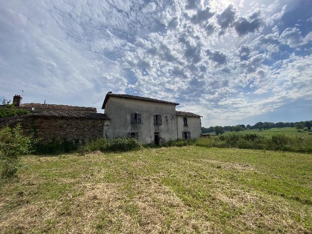 Haus&nbsp;zu verkaufen in&nbsp;SAINT-SORNIN-LA-MARCHE 87210 Haute-Vienne Frankreich. Haus mit einem Grundstück von 580 qm. Anordnung: 5 Räume und eine Wohnfläche von 120 qm....