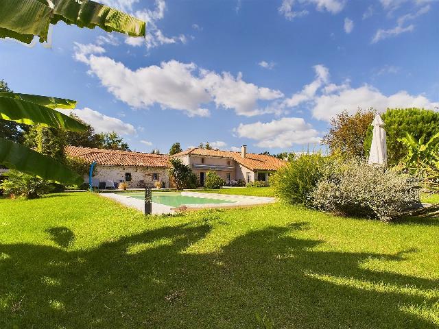 Gites-Chambres-d-hotes te koop in&nbsp;SAINT-SYLVESTRE-SUR-LOT 47140 Lot-et-Garonne Aquitaine Frankrijk: Huis met gastenverblijven aan de oevers van de Lot. Kom en ontdek dit charmante pand in een idyllische omgeving aan de oevers van de Lot. Bij aankomst wordt u meteen betoverd door dit stenen pand en z...