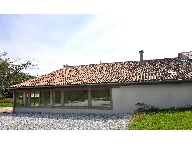 Haus&nbsp;zu verkaufen in&nbsp;GUÎTRES 33230 Gironde Frankreich. Haus mit einem Grundstück von 2844 qm. Anordnung: 7 Räume, 3 Schlafzimmer, 3 Badezimmer und eine Wohnfläche von 312 qm. Heizung auf Heizöl....