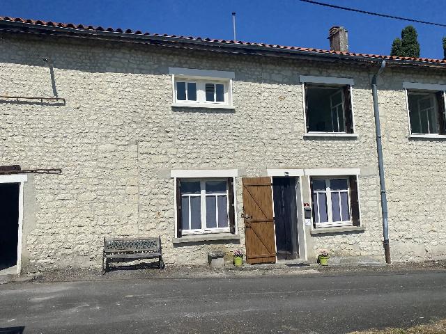 Huis te koop in&nbsp;SALLES-LAVALETTE 16190 Charente Poitou-Charentes Frankrijk: Woonhuis met een terrein van 322 m2. Indeling: 5 vertrekken, 3 slaapkamers, 2 badkamers en een woonoppervlakte van 200 m2....