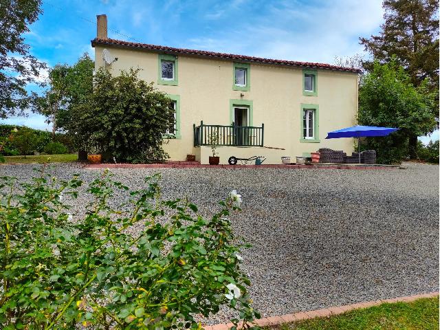 Huis te koop in CHEFFOIS 85390 Vendée Pays de la Loire France: Grote boerderij met 3 slaapkamers en prachtige tuin. Mooie boerderij gelegen in een klein gehucht op een rustige, landelijke locatie tussen de steden Cheffois, La Chataigneraie en St Pierre de Chemin....
