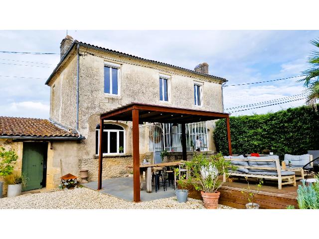 Huis te koop in&nbsp;CÉRONS 33720 Gironde Aquitaine Frankrijk: Hobby Vineyard. Deze accommodatie ligt op korte rijafstand van een schilderachtig dorp en op slechts vijf minuten van het levendige marktstadje Langon, waar u een scala aan bars, restaurants, winkels ...