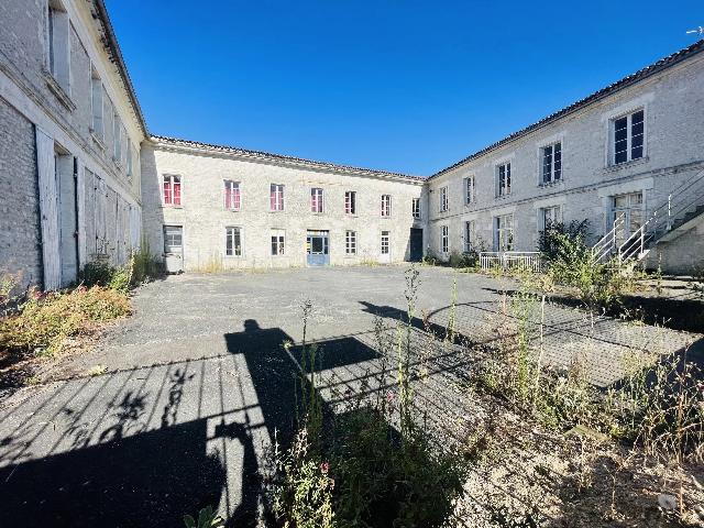 Local-Commercial &agrave; vendre &agrave;&nbsp;BARBEZIEUX-SAINT-HILAIRE 16300 Charente Poitou-Charentes France: Ensemble immobilier idéalement situé avec un fort potentiel. Ensemble immobilier datant du XIXème siècle, offrant plus de 1800 m² habitables. Idéalement situé au cœur de la ville, ce bien rare...