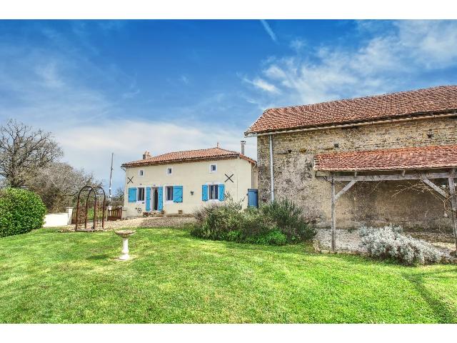 Huis te koop in&nbsp;PLEUVILLE 16490 Charente Poitou-Charentes Frankrijk: Mooi stenen huis in een rustig gehucht, 2 slaapkamers, bovengronds zwembad. Prachtig gerenoveerd stenen huisje, gelegen in een klein gehucht, op slechts 15 minuten rijden van het stadje Confolens aan ...