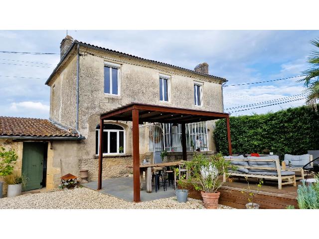 Huis te koop in&nbsp;CÉRONS 33720 Gironde Aquitaine Frankrijk: Oud wijnhuis en bijgebouwen. Deze accommodatie ligt op een toplocatie, op korte rijafstand van een pittoresk dorp en op slechts vijf minuten van het levendige marktstadje Langon, waar u een scala aan ...