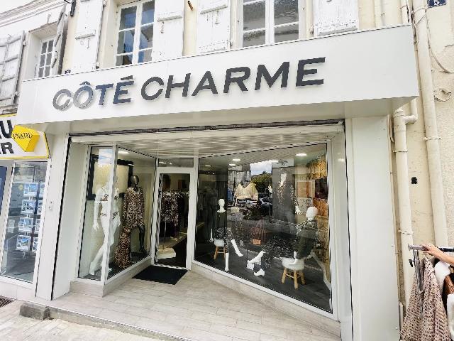 Gewerbe-Immobilie zu verkaufen in BARBEZIEUX-SAINT-HILAIRE 16300 Charente Frankreich. Haus mit Geschäftsräumen. Diese Immobilie umfasst Geschäftsräume in wunderbarem Zustand mit einer Fläche von fast 80 m² und sehr hell, mit Zugang zu einem sonnigen, intimen Innenhof. Die Geschä...