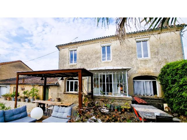 Maison &agrave; vendre &agrave;&nbsp;CÉRONS 33720 Gironde Aquitaine France: Ancienne Exploitation Viticole avec maison et chai. Cette propriété bénéficie d'un emplacement de choix, à quelques minutes en voiture d'un village pittoresque et à seulement cinq minutes du bou...