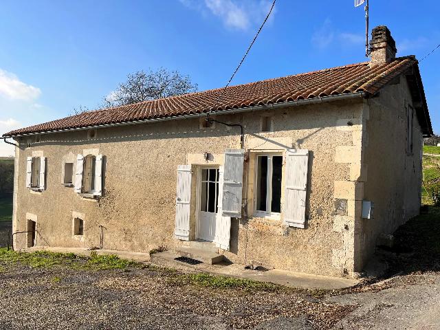 Maison à vendre à VERTEILLAC 24320 Dordogne Aquitaine France: Belle maison de plain pied avec grange dans un endroit paisible. Cette maison individuelle de plain-pied est idéalement située à l’orée d’un petit village charmant avec son château du 15eme s...