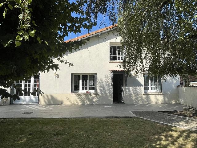 Haus zu verkaufen in COGNAC 16100 Charente Frankreich. Schönes Dorfhaus mit Nebengebäuden. Dieses charmante, nach Süden ausgerichtete Dorfhaus mit 4 Schlafzimmern bietet Aussicht auf den Garten und die benachbarten Weinberge. Der große Wintergarten mi...