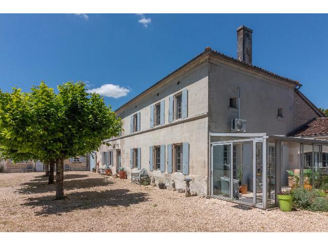 Haus&nbsp;zu verkaufen in&nbsp;SEGONZAC 16130 Charente Frankreich. Hübsches Charentaise-Haus in begehrter Lage. Dieses sehr attraktive ehemalige Cognac-Produzentenhaus mit 4 Schlafzimmern liegt in einem kleinen Weiler und ist nur wenige Gehminuten oder mit dem Fahrr...