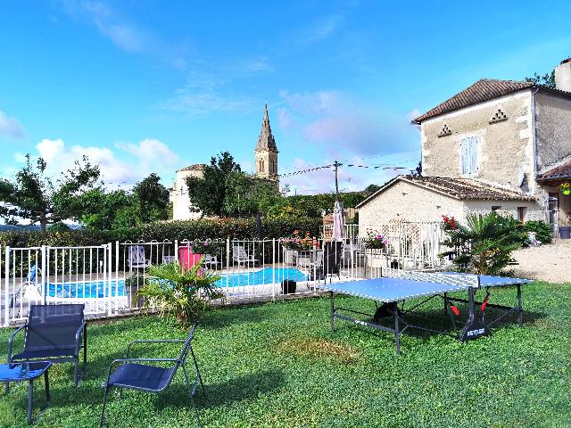 Maison à vendre à VILLERÉAL 47210 Lot-et-Garonne Aquitaine France: Propriété de hameau sur un terrain généreux avec piscine. Une propriété très spacieuse qui allie l'ancien et le nouveau et qui a été agrandie en 2020.<br />
<br />
Elle offre un total de 6 chambres ré...
