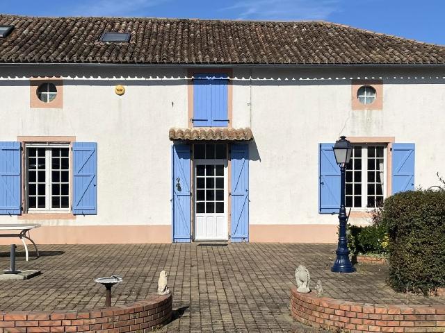 Huis te koop in&nbsp;FAYE-L’ABBESSE 79350 Deux-Sèvres Poitou-Charentes Frankrijk: Boerderij met 3 slaapkamers, schuren en een tweede klein huis om te renoveren. Dit huis biedt traditioneel boerenleven op een rustige locatie, maar toch dicht bij het plaatselijke ziekenhuis en voorzi...