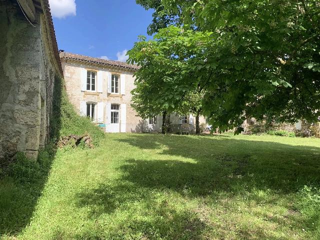 Maison &agrave; vendre &agrave;&nbsp;SAINTE-FOY-LA-GRANDE 33220 Gironde Aquitaine France: Maison en pierre 3 chambres et maison d'amis. Cet ensemble mitoyen comprend une maison principale de 3 chambres, une maison d'amis ainsi qu'une grange en pierre. Cette maison est idéalement située, ...