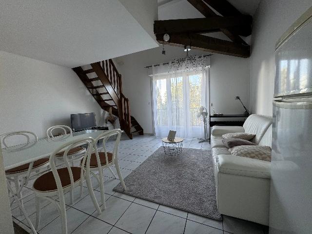 Appartement te koop in AIX-EN-PROVENCE 13080 Bouches-du-Rhône Provence Alpes Côte d'Azur Frankrijk: 2 slaapkamer duplex appartement met parkeerplaats - Centrum van Aix. Dicht bij het centrum van Aix en Provence, in een privéwoning, 56m² (45,50m² carrez) type 3 duplex appartement. Op de 1e verdiep...