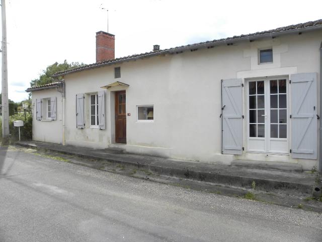 House for sale CONFOLENS 16500 Charente Poitou-Charentes France: Delightful hamlet property. EXCLUSIVE TO BEAUX VILLAGES! This delightful 2 bed property set in a small quiet hamlet just a few minutes drive to the town of Confolens.<br />
<br />
Welcome to your new sanctuary!...