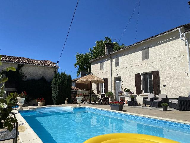 Haus&nbsp;zu verkaufen in&nbsp;CHAUNAY 86510 Vienne Frankreich. Entzückendes Steinhaus mit 5 Schlafzimmern und eingebautem Pool. Ein schönes Landhaus mit vielen Besonderheiten, darunter Kamine, hohe Decken, Holzböden und ein privater Innenhofgarten mit eingebau...