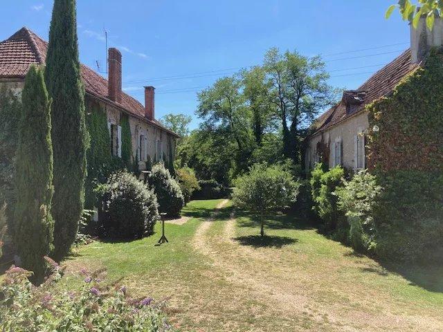 Huis te koop in&nbsp;CAJARC 46160 Lot Midi-Pyrénées Frankrijk: Landgoed met 2 landhuizen en 31 hectare grond. Voormalig landhuis nabij Cajarc, op een rustige locatie zonder directe buren en met uitzicht over het omliggende platteland. Dit charmante ensemble besta...