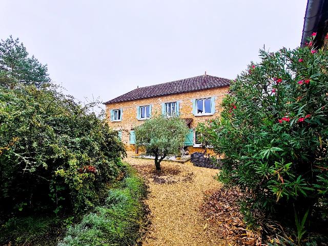 Maison à vendre à CÉNAC-ET-SAINT-JULIEN 24250 Dordogne Aquitaine France: Maison traditionnelle en pierre avec grange et piscine. EN EXCLUSIVITÉ! Voici l'occasion idéale d'acheter une propriété bien entretenue qui a tout pour elle! Une belle maison, une grange de grande...