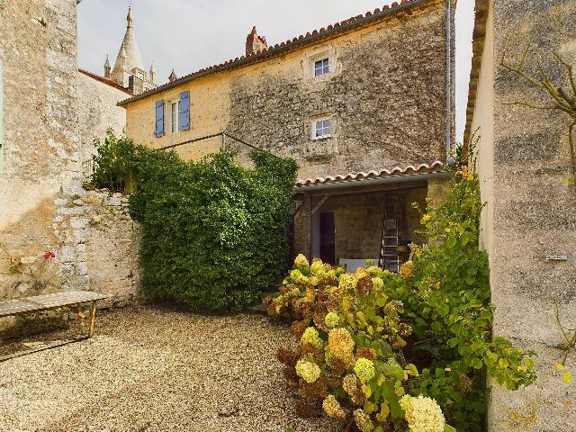 Huis te koop in&nbsp;VILLEBOIS-LAVALETTE 16320 Charente Poitou-Charentes Frankrijk: Charmant dorpshuis met prachtig uitzicht. Dit heerlijke pand ligt op loopafstand van het middeleeuwse dorp Villebois Lavalette.<br />
<br />
Dit pand is gerestaureerd door de huidige eigenaar en biedt een schat...
