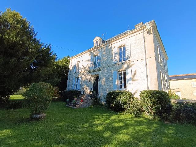 Gîtes/Chambres d'hôtes te koop in SAINT-SIGISMOND 85420 Vendée Pays de la Loire France: Prachtig landhuis uit 1890. Heeft u plannen voor een groot familiehuis of een bed and breakfast? Dan is dit landgoed iets voor u. Gelegen op een terrein van meer dan 5000 m² in een klein, charmant do...