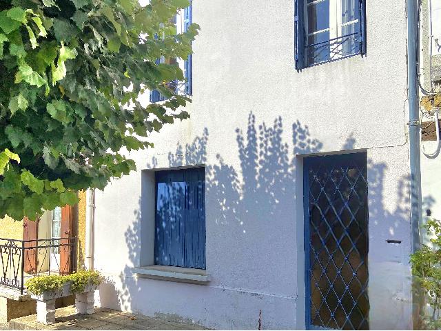 Huis te koop in&nbsp;LAUZUN 47410 Lot-et-Garonne Aquitaine Frankrijk: Misleidend ruim huis met 3 slaapkamers en tuin. We zijn verheugd om dit ruime huis met 3 slaapkamers in het hart van dit levendige dorp te presenteren.<br />
<br />
Het pand heeft een opknapbeurt nodig en heeft...