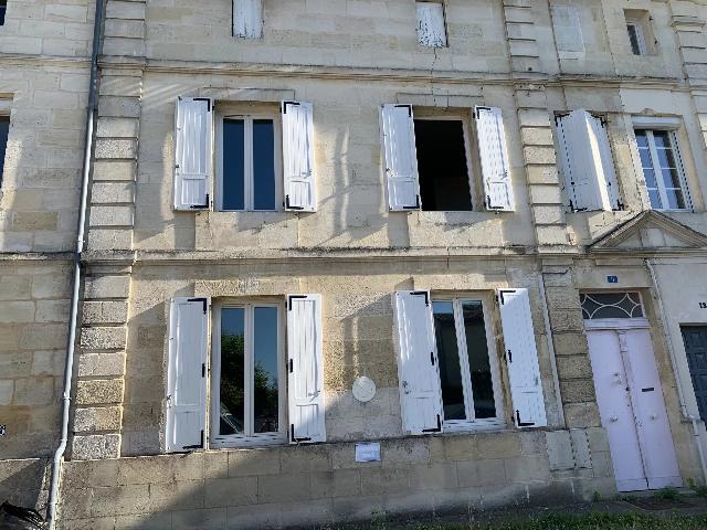 Huis te koop in VAYRES 33870 Gironde Aquitaine Frankrijk: Stenen herenhuis met 3 slaapkamers en tuin. Dit lichte herenhuis beschikt over een eigen parkeerplaats en een aangename tuin.<br />
<br />
De hal met cementtegels leidt naar de ruime woonkamer en de achterkeuke...