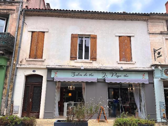 Huis te koop in RIBÉRAC 24600 Dordogne Aquitaine Frankrijk: Huis met handelsruimte & appartement! Dit pand in het hart van het levendige Ribérac bestaat uit handelsruimte (momenteel verhuurd aan 500 euro/maand), plus een ruim appartement met aparte ingang en ...