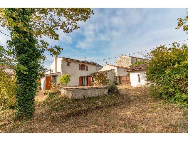 Huis te koop in&nbsp;SAINT-MÊME-LES-CARRIÈRES 16720 Charente Poitou-Charentes Frankrijk: Traditioneel dorpshuis in een populair dorp. Gelegen in een populair dorp op korte rij-/fietsafstand van de marktstad Jarnac aan de rivier, is dit dorpshuis met 3 slaapkamers voorzien van een ommuurde...