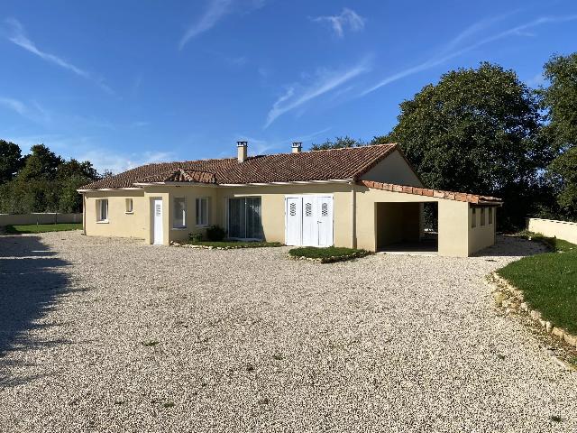 Huis te koop in&nbsp;SAVIGNÉ 86400 Vienne Poitou-Charentes Frankrijk: Nieuwbouwbungalow in de buurt van Civray. Gelegen in de buurt van de voorzieningen, staat dit stedelijke huis met volledig dubbel glas op een groot, volledig omheind en privéperceel. Dit huis is idea...